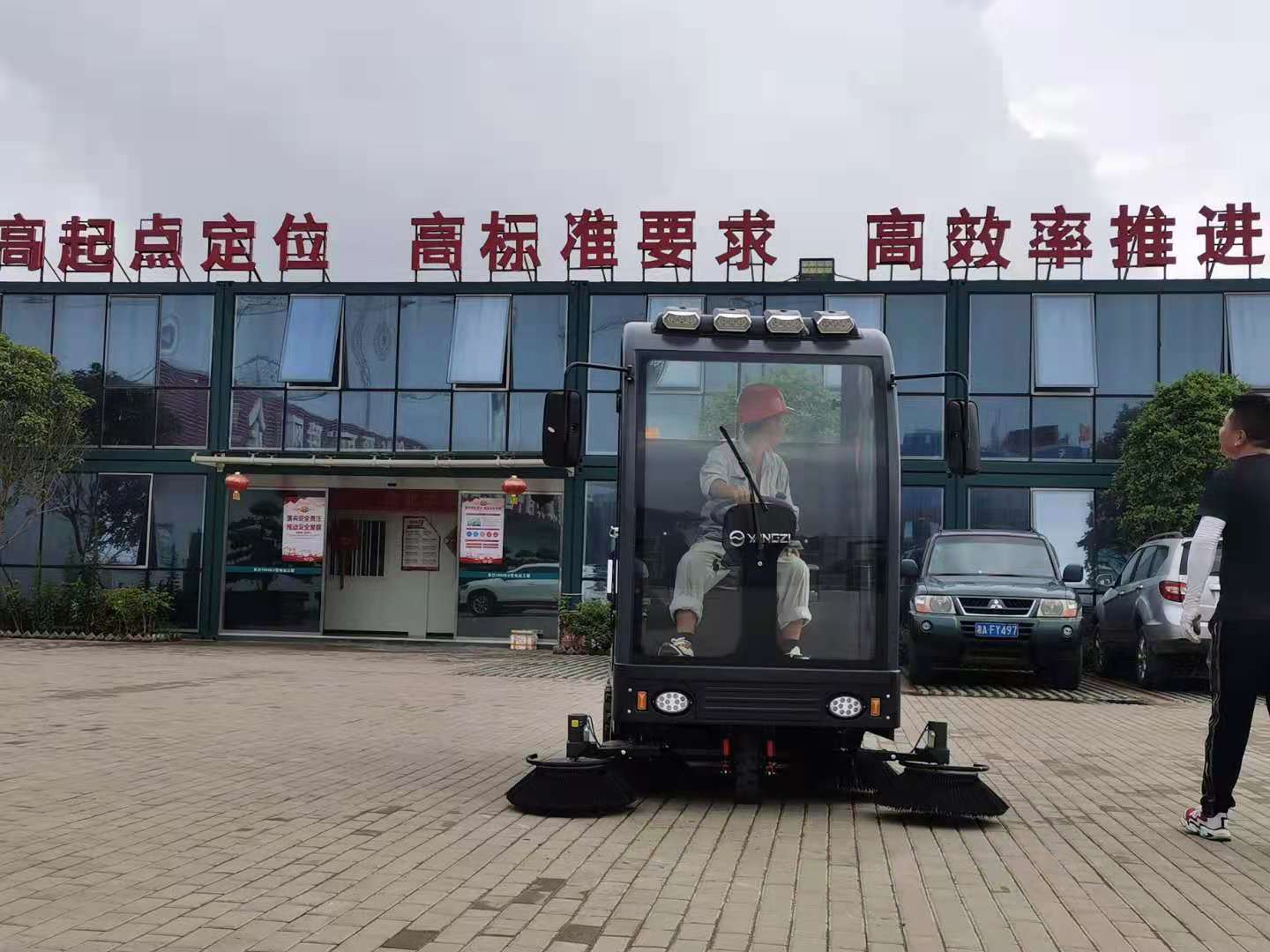 揚(yáng)子大型掃地機(jī)YZ-S13交付湖南國(guó)家電網(wǎng)