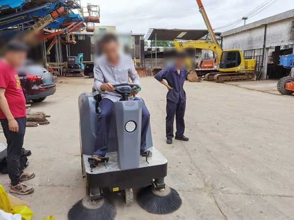 鋼廠(chǎng)購(gòu)買(mǎi)小型電動(dòng)掃地機(jī)